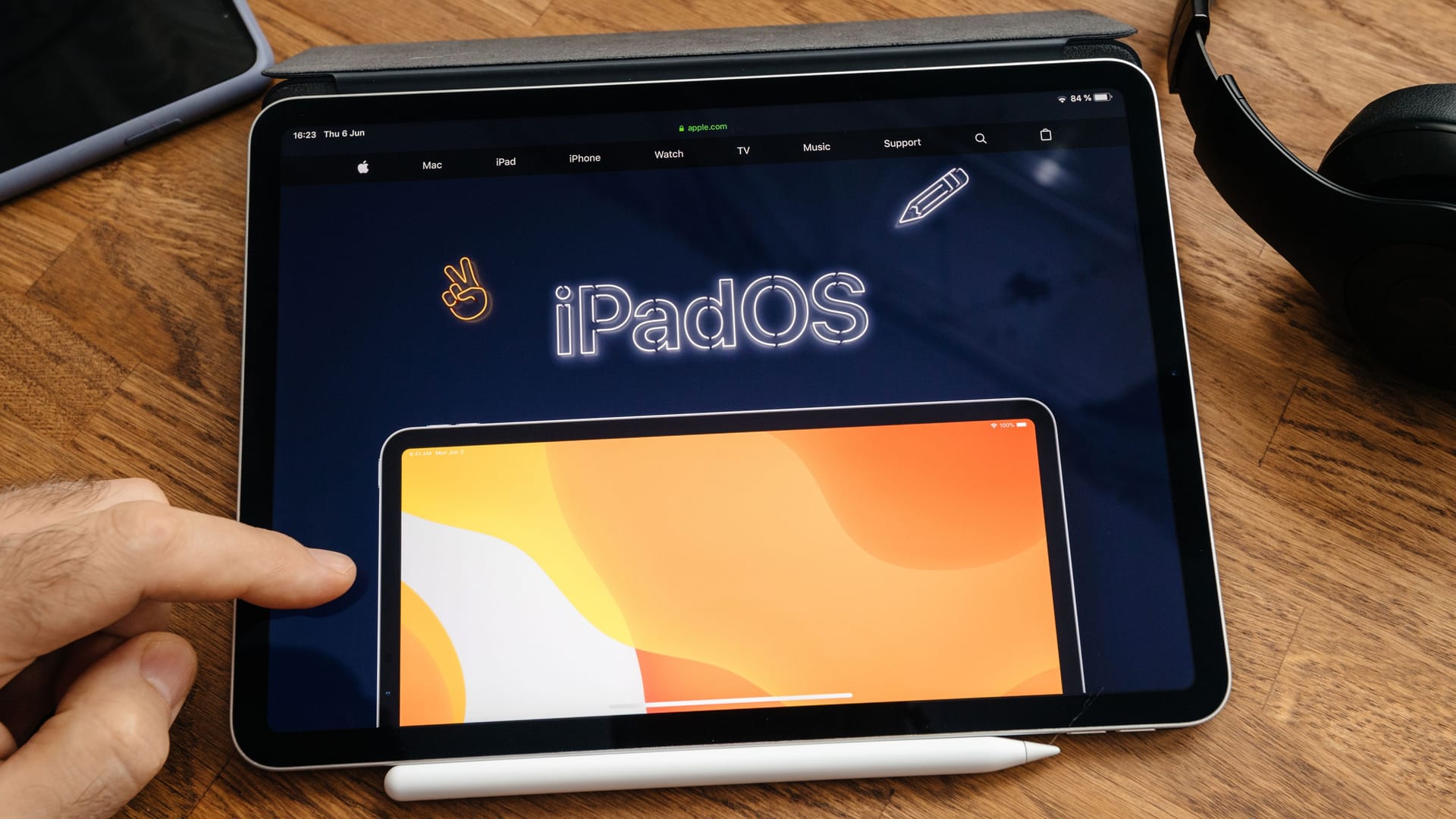 Man reading on iPad Pro WWDC 19 product launch iPadOS Man reading on iPad Pro WWDC 19 product launch iPadOS