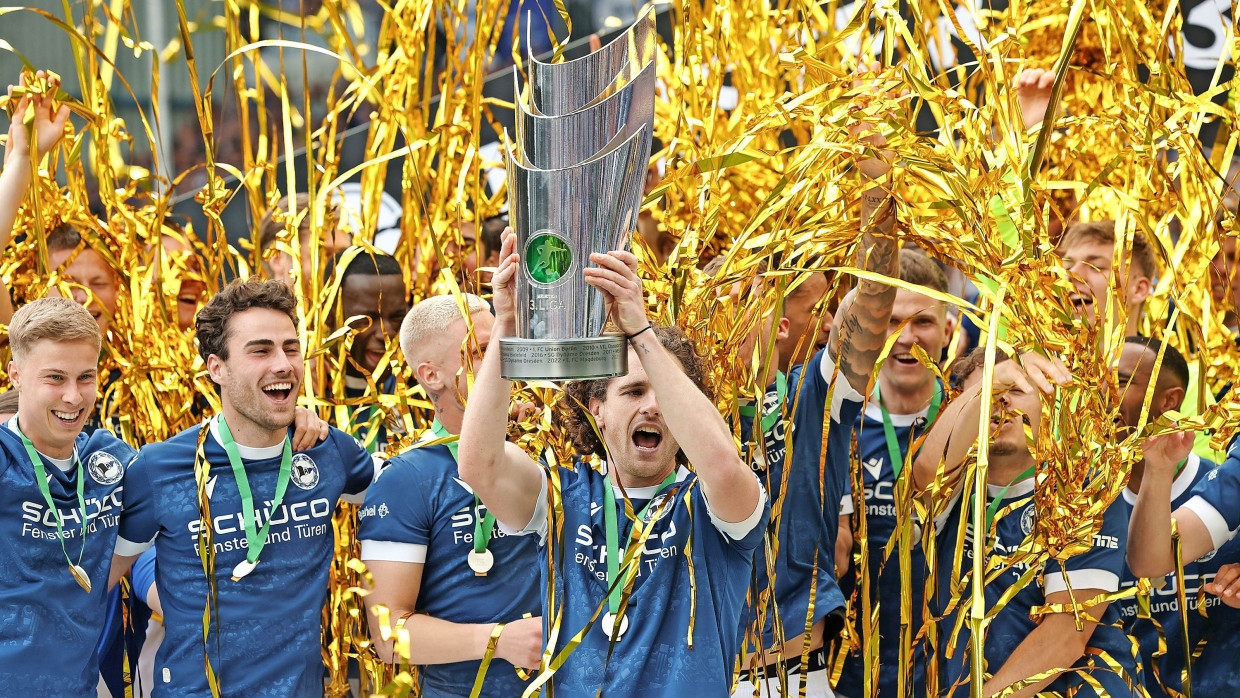 Auch der Aufstieg ist geglückt: In der nächsten Saison spielt die Arminia wieder in der Zweiten Bundesliga