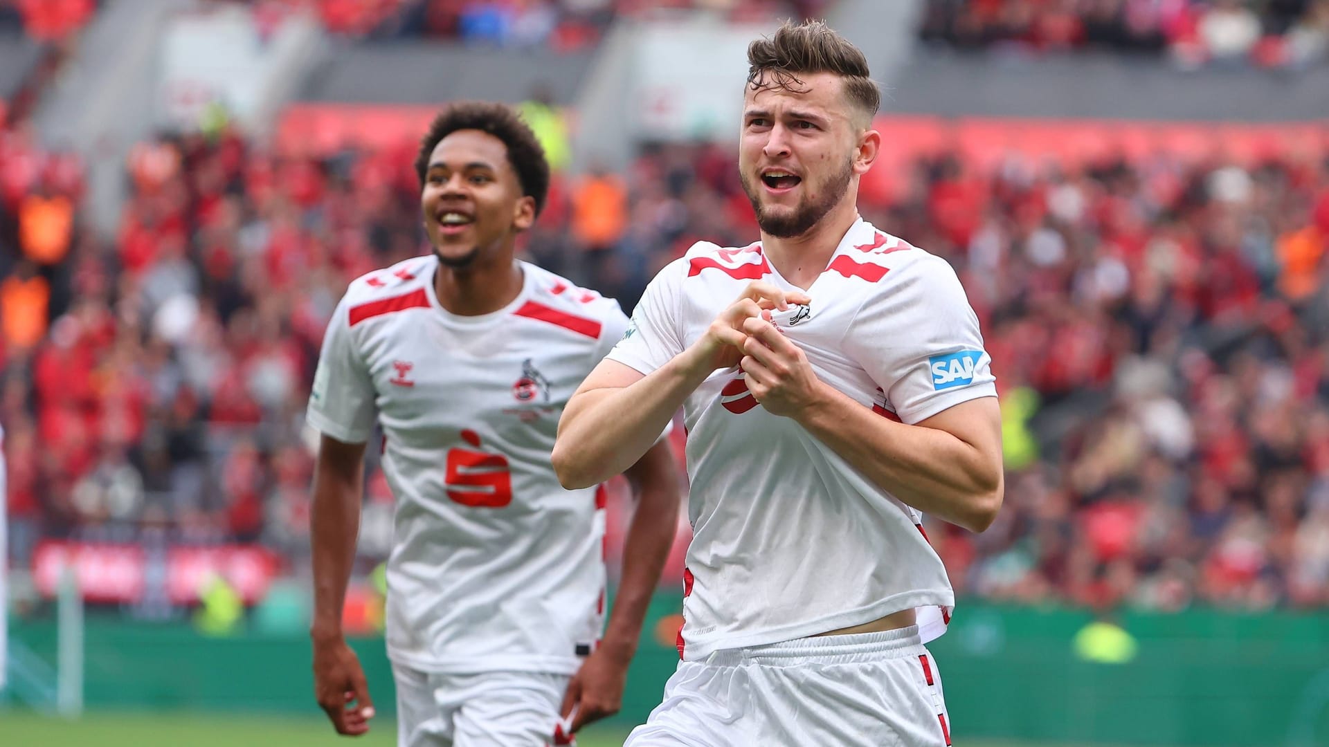 Luis Stapelmann feiert sein Tor zum 5:4 gegen Leverkusen: Die U19-Mannschaft des 1. FC Köln hat den Meistertitel geholt. Luis Stapelmann feiert sein Tor zum 5:4 gegen Leverkusen: Die U19-Mannschaft des 1. FC Köln hat den Meistertitel geholt.