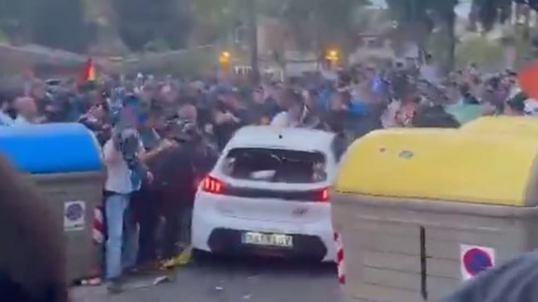 Standbild aus einem im Internet kursierenden Video, das den Unfall in Barcelona zeigt: Die Fahrerin des weißen Kleinwagens wurde festgenommen. Standbild aus einem im Internet kursierenden Video, das den Unfall in Barcelona zeigt: Die Fahrerin des weißen Kleinwagens wurde festgenommen.