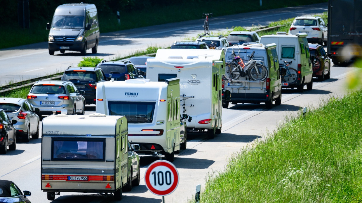 Zahlreiche Wohnmobile, Wohnwagen und Autos stehen auch an diesem Wochenende wieder im Stau