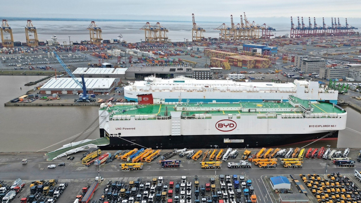 Autoterminal in Bremerhaven: ein Schiff von BYD bringt Elektroautos aus China. Wegen der Einfuhrzölle der EU hat das Geschäft einen Dämpfer bekommen.