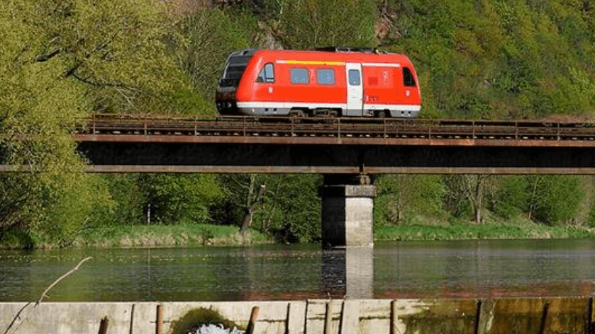 Ein einsamer Wagon auf einem Bahngleis: Dieses Bild nutze die Deutsche Bahn für ihren Scherz. Ein einsamer Wagon auf einem Bahngleis: Dieses Bild nutze die Deutsche Bahn für ihren Scherz.