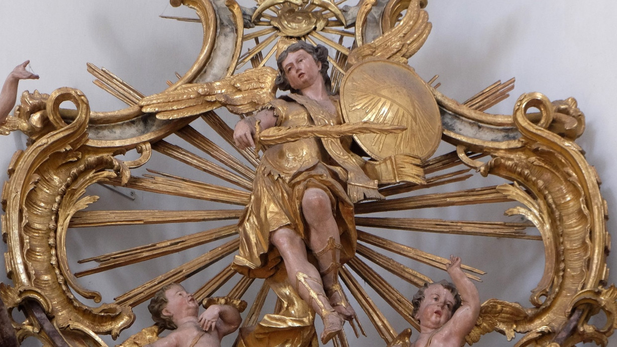 Laut dem Buch Genesis pflanzte Gott nach der Vertreibung der Menschen aus dem Paradies an dessen Pforte das lodernde Flammenschwert auf. Es dient auch dem Erzengel Michael als Attribut, wie hier im Würzburger Neumünster.