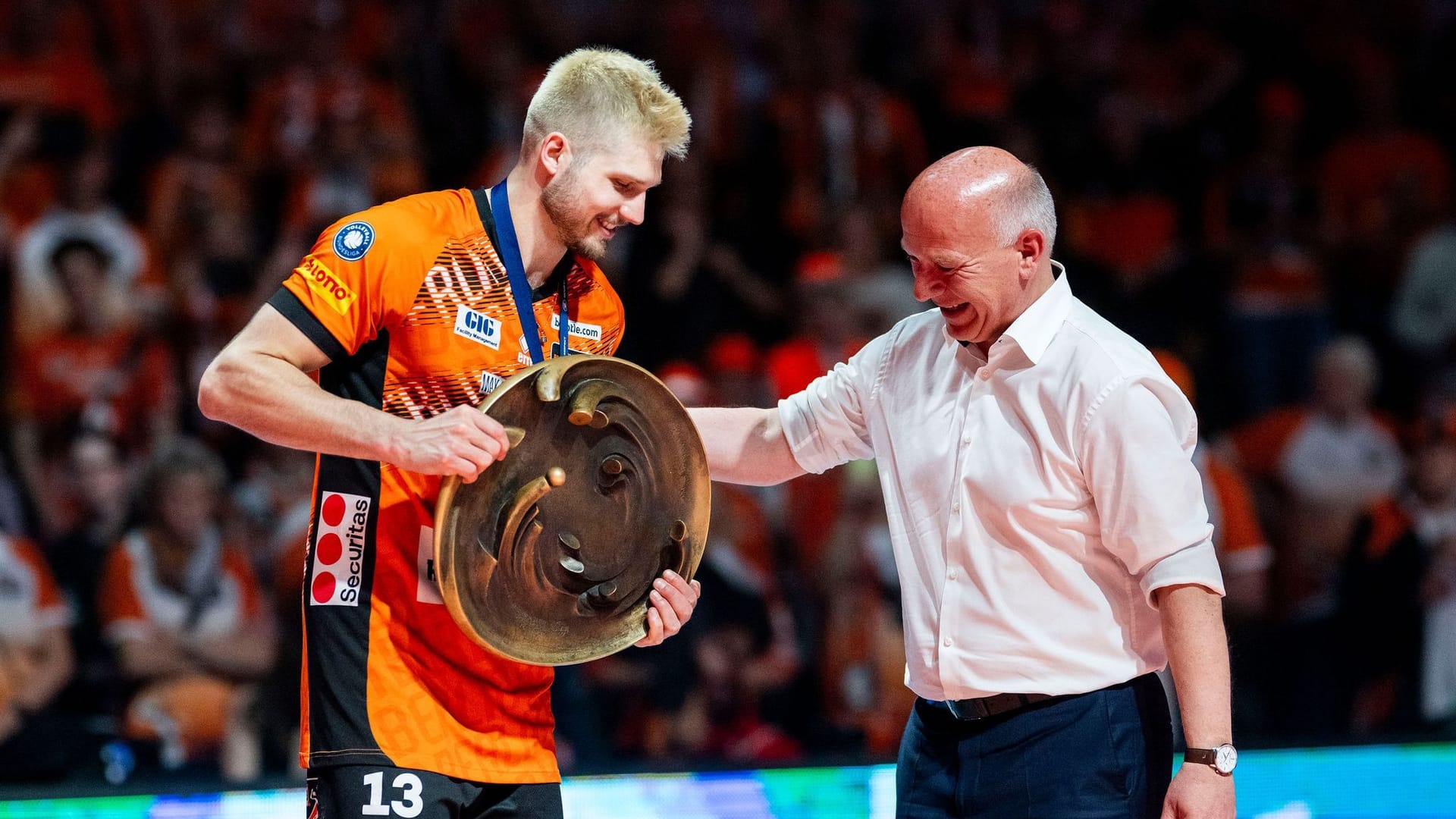 Der Berliner Ruben Schott und Bürgermeister von Berlin Kai Wegner. Die Berlin Volleys sind Meister geworden.Der Berliner Ruben Schott und Bürgermeister von Berlin Kai Wegner. Die Berlin Volleys sind wieder Meister geworden. Der Berliner Ruben Schott und Bürgermeister von Berlin Kai Wegner. Die Berlin Volleys sind Meister geworden.Der Berliner Ruben Schott und Bürgermeister von Berlin Kai Wegner. Die Berlin Volleys sind wieder Meister geworden.