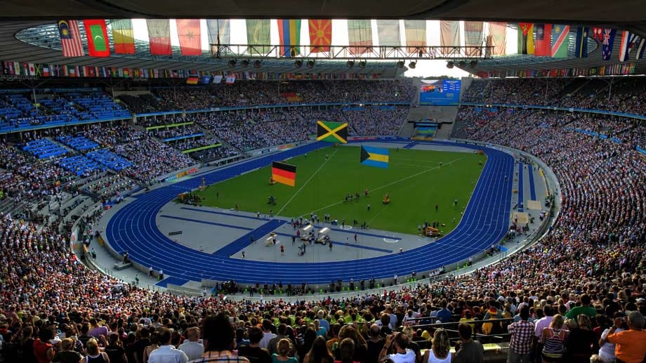 Doch das Stadion steht nicht nur für Fußball. Das ISTAF findet seit 1955 mit wenigen Ausnahmen dort statt. 1977 überquerte die DDR-Hochspringerin Rosemarie Ackermann dabei als erste Frau die zwei Meter. 2009 war das Olympiastadion Austragungsort der Leichtathletik-WM. Herbert Grönemeyer, Depeche Mode und viele andere gaben Konzerte. Gustav "Bubi" Scholz boxte 1962 um die WM. American Football gab es dank der Berlin Thunder auch... Doch das Stadion steht nicht nur für Fußball. Das ISTAF findet seit 1955 mit wenigen Ausnahmen dort statt. 1977 überquerte die DDR-Hochspringerin Rosemarie Ackermann dabei als erste Frau die zwei Meter. 2009 war das Olympiastadion Austragungsort der Leichtathletik-WM. Herbert Grönemeyer, Depeche Mode und viele andere gaben Konzerte. Gustav "Bubi" Scholz boxte 1962 um die WM. American Football gab es dank der Berlin Thunder auch...