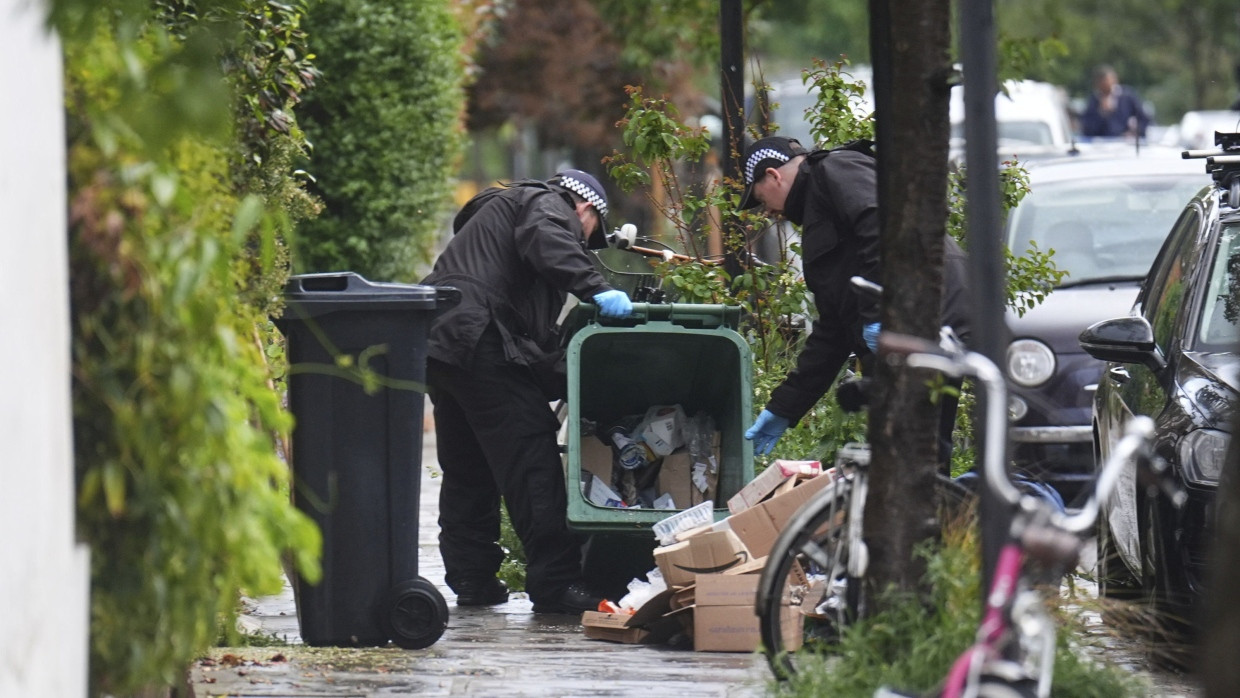 Nach Brandanschlägen vor Häusern von Keir Starmer: Polizisten suchen nach Hinweisen in den Mülltonnen der Umgebung.