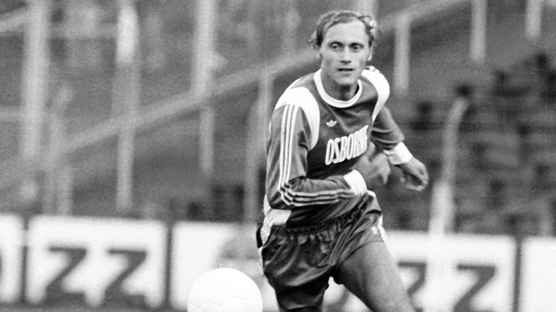 Dieter Versen lief zwischen 1963 und 1979 für die erste Mannschaft des VfL Bochum auf. Dieter Versen lief zwischen 1963 und 1979 für die erste Mannschaft des VfL Bochum auf.