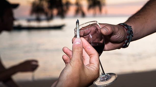 Alkohol und Cannabis: Beide Drogen haben unterschiedliche schädliche Wirkungen auf den Körper. Alkohol und Cannabis: Beide Drogen haben unterschiedliche schädliche Wirkungen auf den Körper.