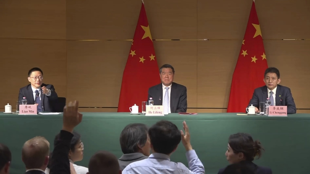 Genf: Der stellvertretende Finanzminister Chinas Liao Min (l.) während der Pressekonferenz in der chinesischen Vertretung bei der Welthandelsorganisation neben Vizepremier He Lifeng und Li Chenggang (r.), dem stellvertretenden Handelsminister