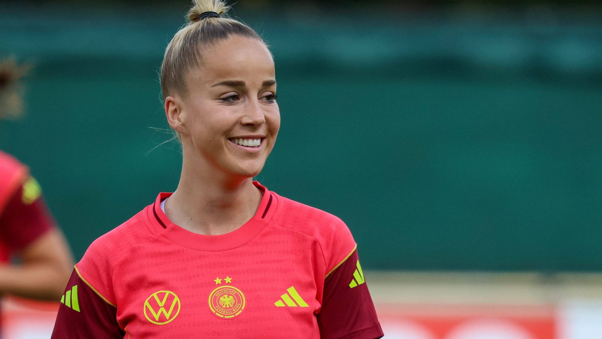 Giulia Gwinn: Die Nationalspielerin hat zusammen mit einem Journalisten ein Buch geschrieben. Giulia Gwinn: Die Nationalspielerin hat zusammen mit einem Journalisten ein Buch geschrieben.