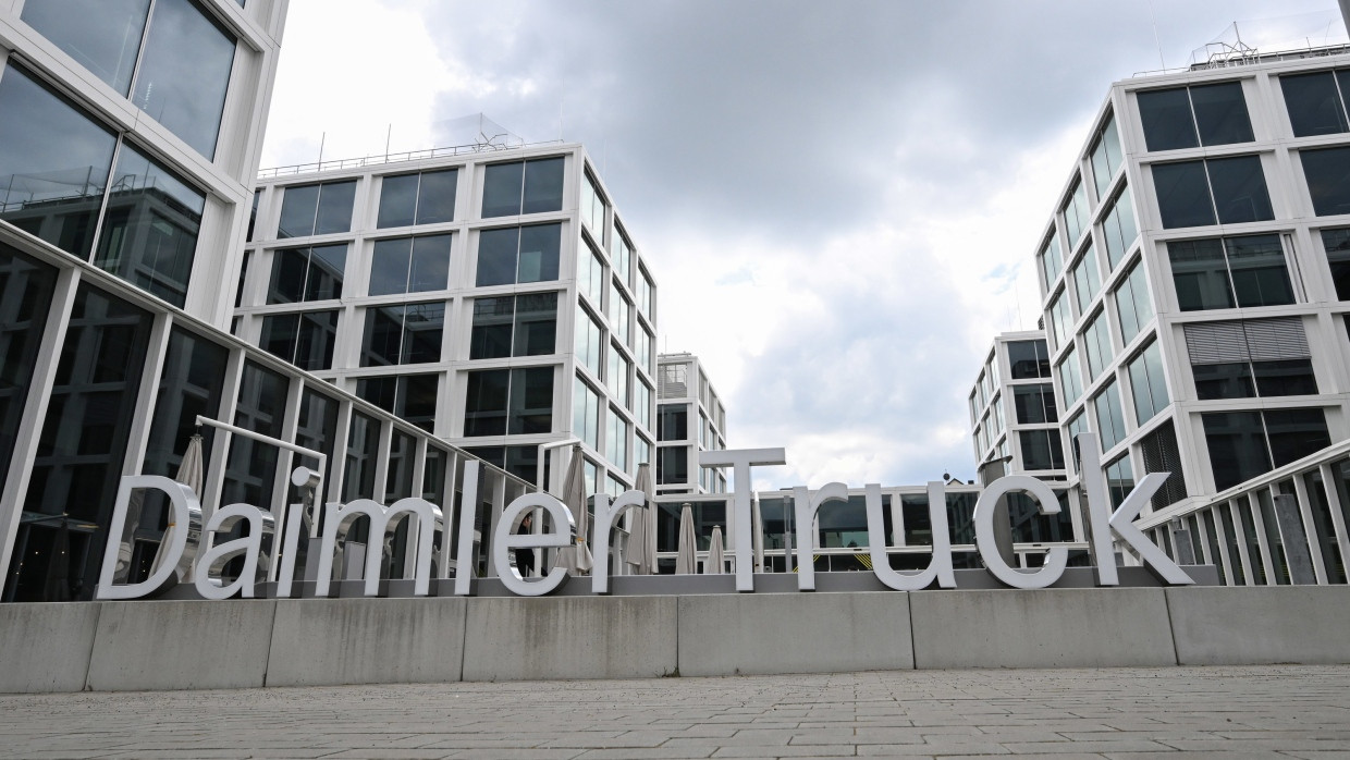 Das Logo des Nutzfahrzeugherstellers Daimler Truck steht vor der Firmenzentrale in Leinfelden-Echterdingen. Der Zollkonflikt macht dem Nutzfahrzeughersteller einen Strich durch die Rechnung.