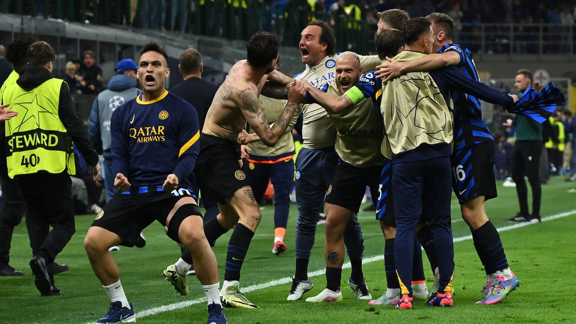 Inter Mailand feiert den späten Ausgleich zum 3:3 durch Francesco Acerbi. Inter Mailand feiert den späten Ausgleich zum 3:3 durch Francesco Acerbi.