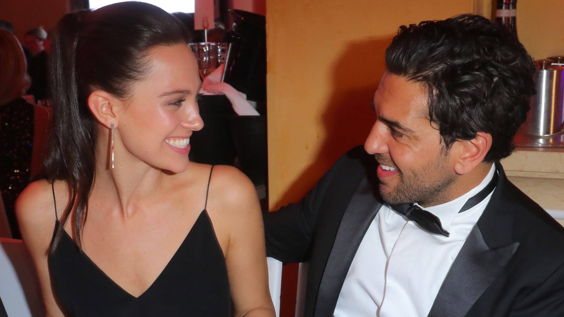 Elyas M' Barek: 2016 turtelte er noch mit einer anderen. Elyas M' Barek: 2016 turtelte er noch mit einer anderen.