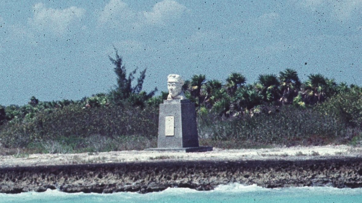 Die Büste auf der Ernst-Thälmann-Insel: Ein Stück DDR in der Karibik. Die Büste auf der Ernst-Thälmann-Insel: Ein Stück DDR in der Karibik.