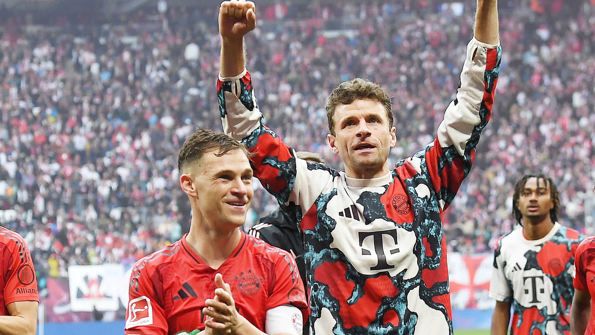 In Jubellaune: Die Bayern-Stars um Joshua Kimmich und Thomas Müller (v. li.) ahnten schon nach dem 3:3 in Leipzig, dass es für Verfolger Leverkusen trotzdem schwer würde. In Jubellaune: Die Bayern-Stars um Joshua Kimmich und Thomas Müller (v. li.) ahnten schon nach dem 3:3 in Leipzig, dass es für Verfolger Leverkusen trotzdem schwer würde.