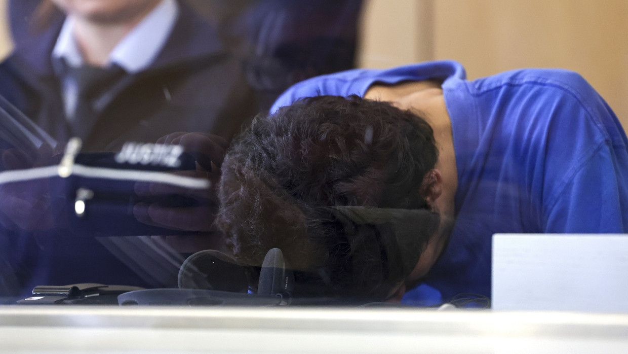 Der Angeklagte Issa Al Hassan sitzt zum Prozessauftakt mit vorgebeugtem Kopf im Gerichtssaal.