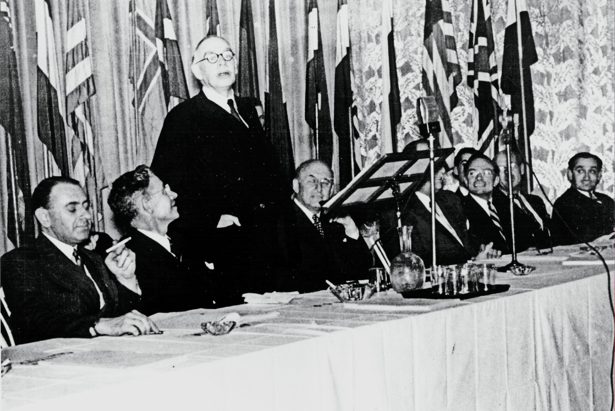 Britischer Chefberater: John Maynard Keynes spricht auf der Konferenz in Bretton Woods im Jahr 1944.