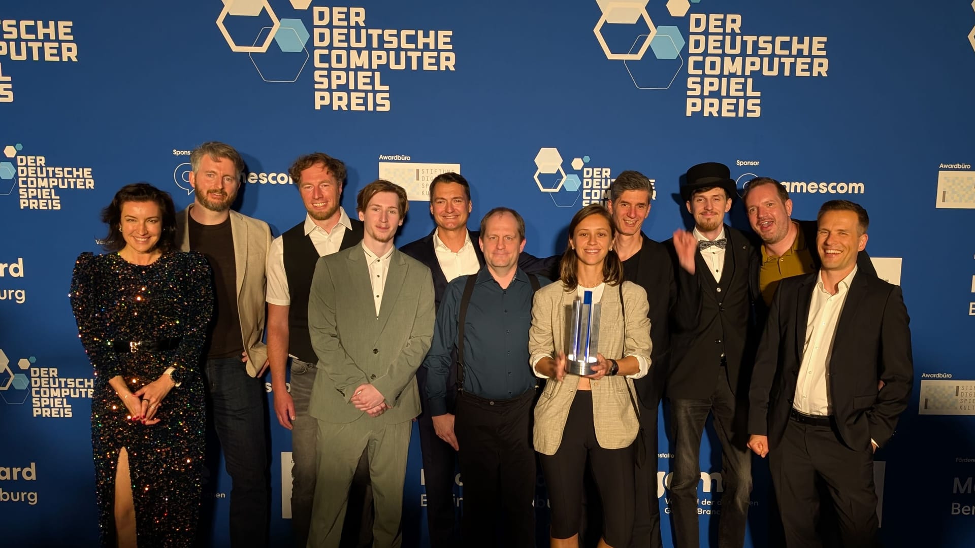 "Enshrouded" gewinnt den Preis für das "Beste deutsche Spiel": Überreicht wurde der Pokal von Dorothee Bär, der neuen Bundesministerin für Forschung, Technologie und Raumfahrt. "Enshrouded" gewinnt den Preis für das "Beste deutsche Spiel": Überreicht wurde der Pokal von Dorothee Bär, der neuen Bundesministerin für Forschung, Technologie und Raumfahrt.