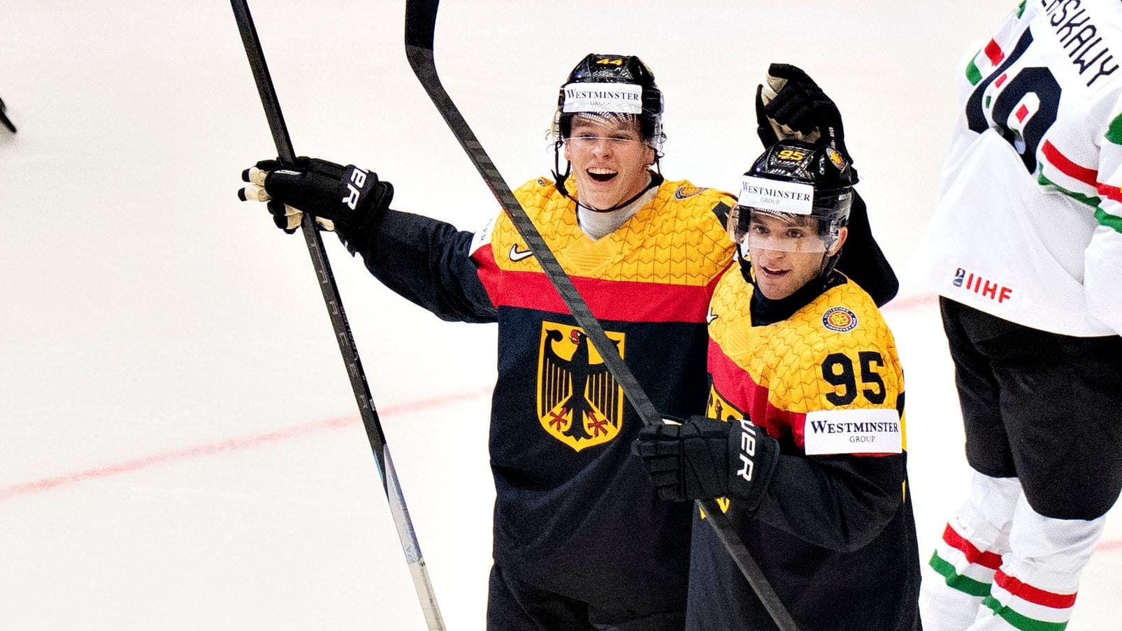 Josh Samanski (l.): Er erhöhte für Deutschland. Josh Samanski (l.): Er erhöhte für Deutschland.