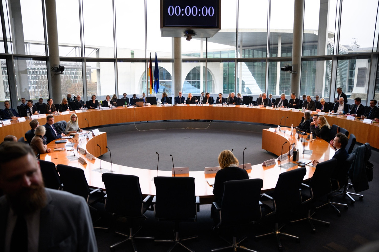 Parlamentarische Arbeit, kurz vor dem Ende der 20. Legislaturperiode: Sitzung des Innenausschusses im Dezember 2024