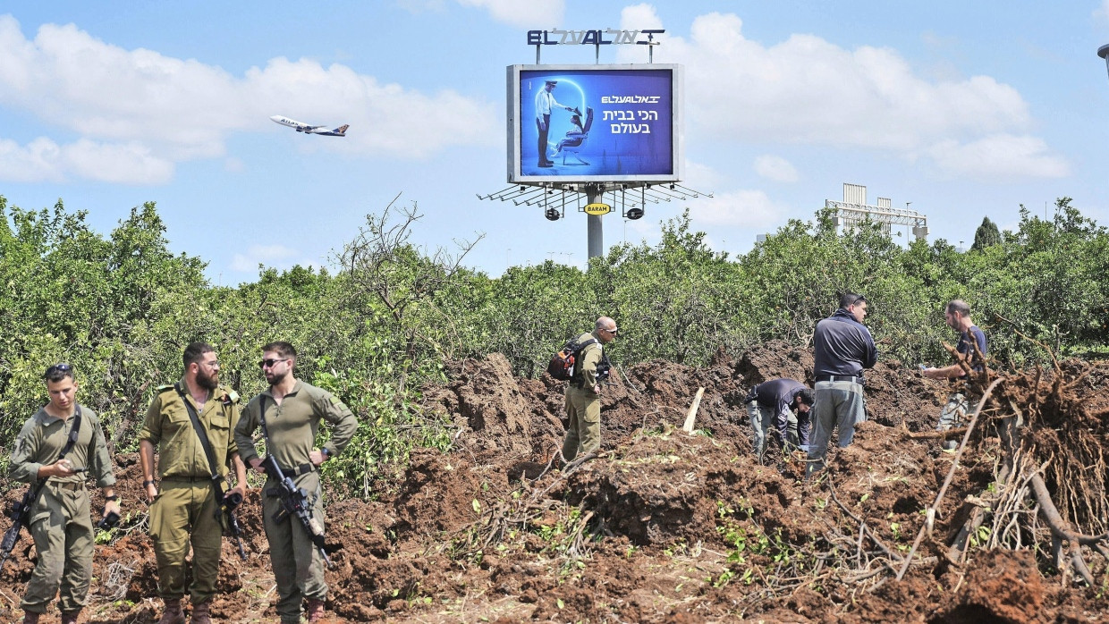 Israelische Sicherheitskräfte inspizieren die Stelle, an der nach Angaben des israelischen Militärs ein von den jemenitischen Houthi-Rebellen abgefeuertes Projektil im Bereich des internationalen Flughafens Ben Gurion in der Nähe von Tel Aviv, Israel, eingeschlagen ist.