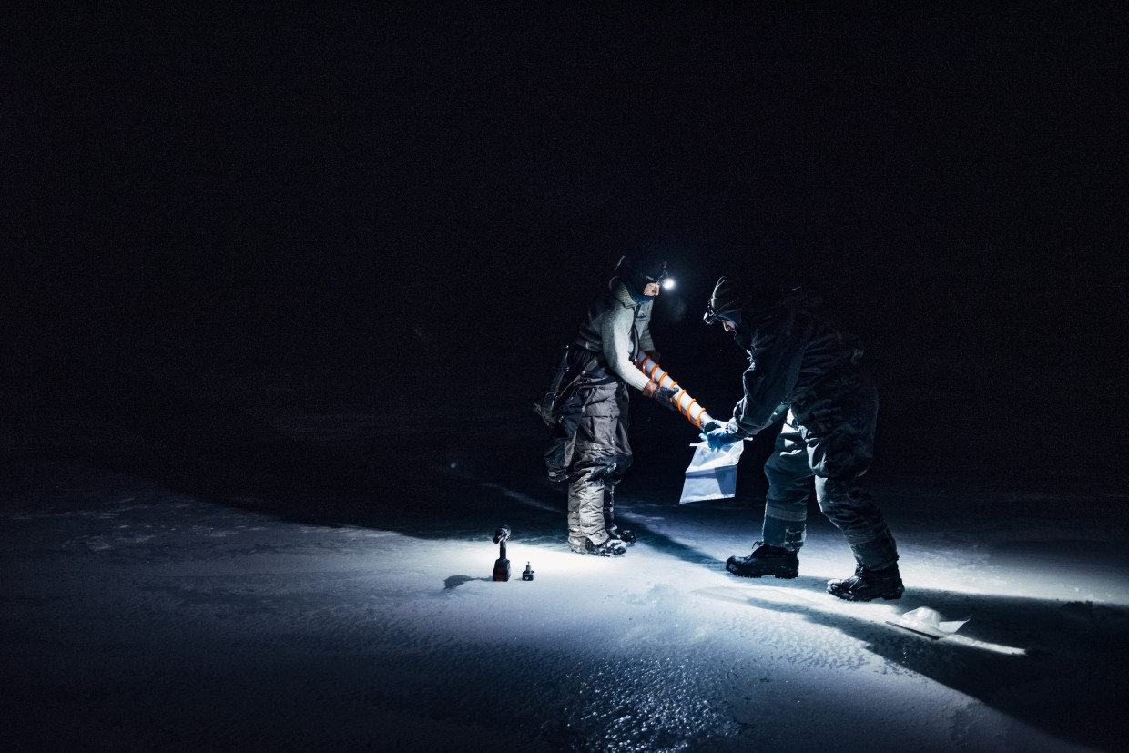 Leben in Frost und Dunkelheit: James Bradley und Catherine Larose entnehmen einen Eisbohrkern auf Spitzbergen.