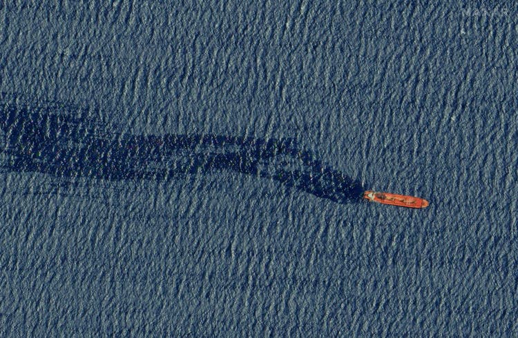 Bilder aus dem Orbit können in Konflikten wichtige Informationen liefern: das Frachtschiff «Rubymar», das im Frühjahr 2024 von Huthi-Rebellen angegriffen worden war und später sank, in einer Satellitenaufnahme der Firma Maxar.