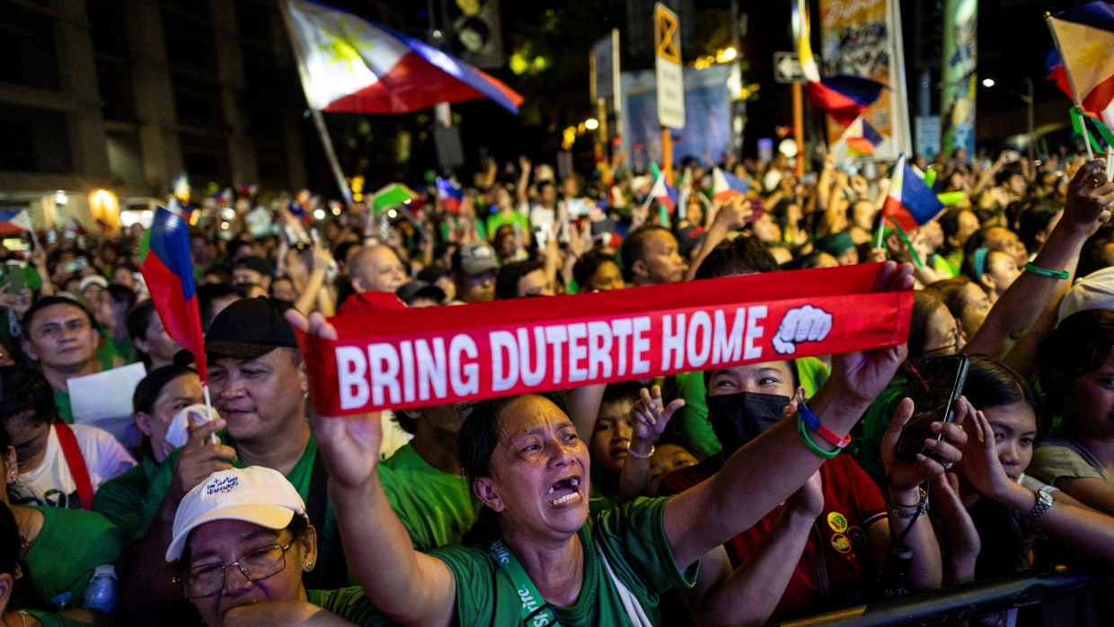 Duterte-Anhänger auf einer Demonstration Ende März: Sie halten die Auslieferung nach Den Haag für falsch.