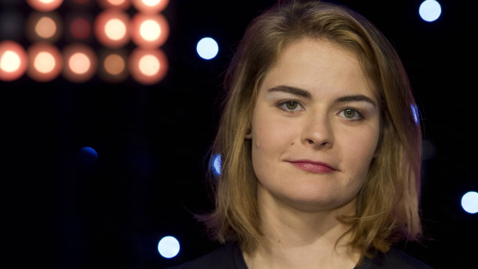 Hazel Brugger: Sie hat als Comedienne Karriere gemacht und wird beim ESC als Moderatorin auftreten. Hazel Brugger: Sie hat als Comedienne Karriere gemacht und wird beim ESC als Moderatorin auftreten.