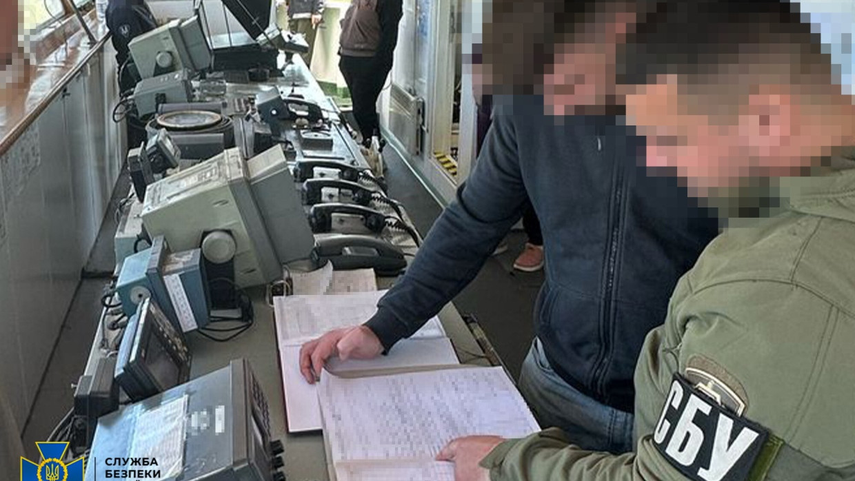 Ende April in Odessa: Mitarbeiter des ukrainischen Geheimdienstes SBU lassen sich die Papiere eines beschlagnahmten Schiffes der russischen „Schattenflotte“ zeigen.