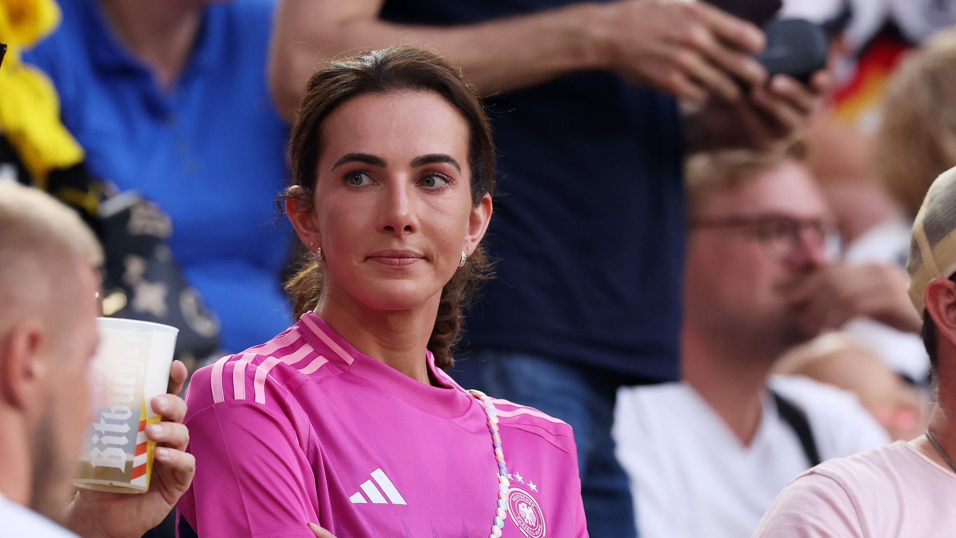 Lisa Müller: Bei der EM 2024 hatte sie ihren Mann noch teilweise von der Tribüne aus unterstützt. Lisa Müller: Bei der EM 2024 hatte sie ihren Mann noch teilweise von der Tribüne aus unterstützt.