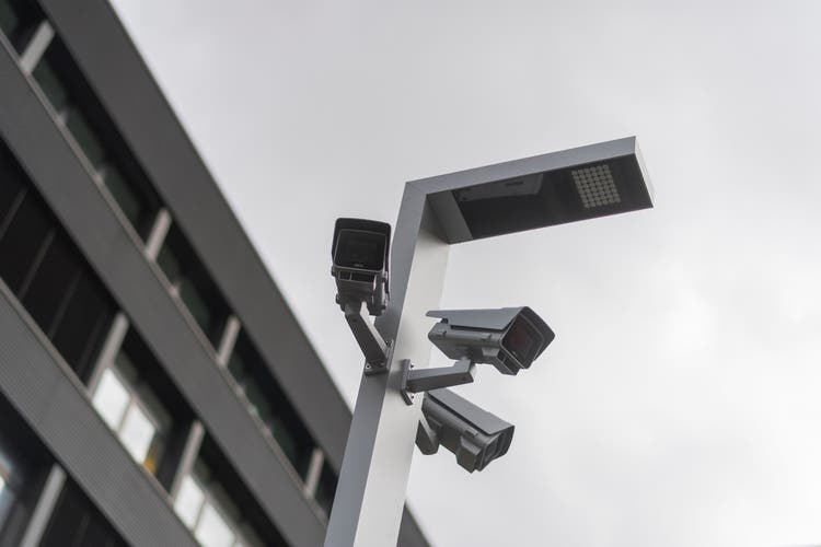 Überwachungskameras auf dem Gelände der Stadtpolizei Zürich.
