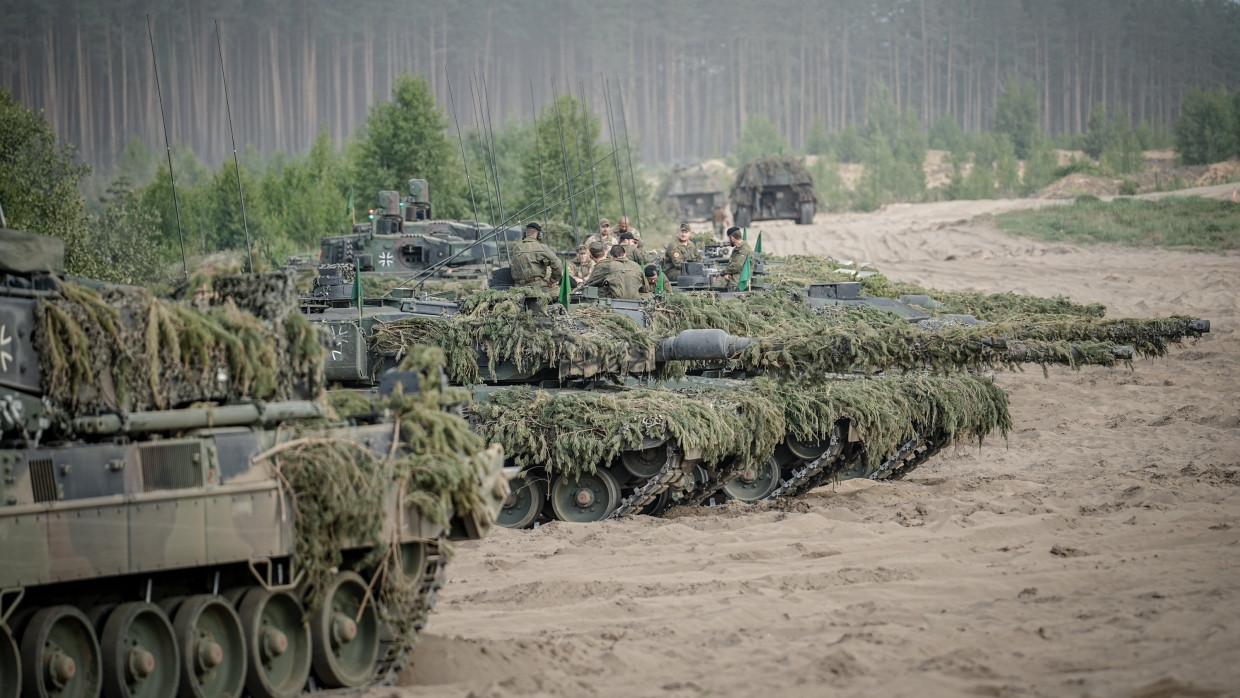 Soldaten der Bundeswehr bereiten sich auf dem Leopard-2-Panzer auf den Abschluss der NATO-Übung Quadriga 2024 in Litauen vor