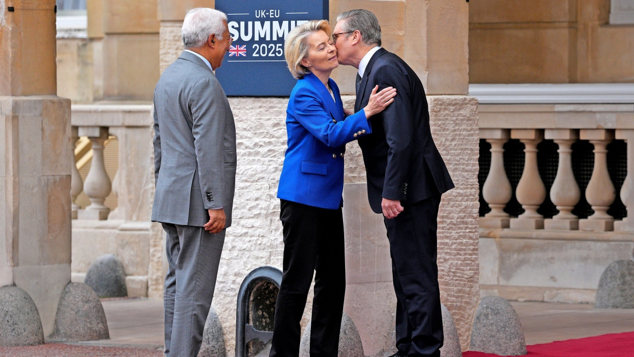 Der Präsident des Europäischen Rates, Antonio Costa, die Präsidentin der Europäischen Kommission, Ursula von der Leyen und der britische Premierminister Keir Starmer bei ihrer Ankunft zum EU-Gipfel in London.