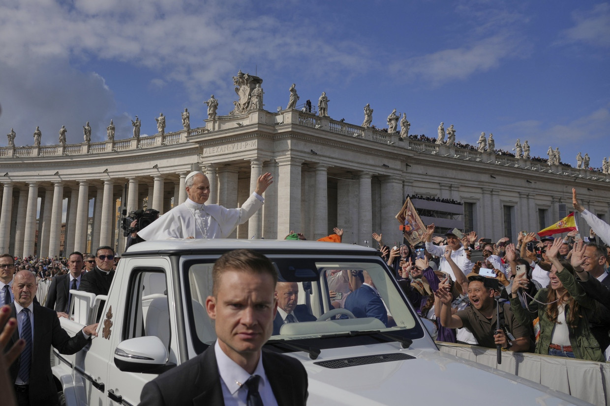 Im Papamobil: Papst Leo XIV. am Sonntag auf dem Petersplatz
