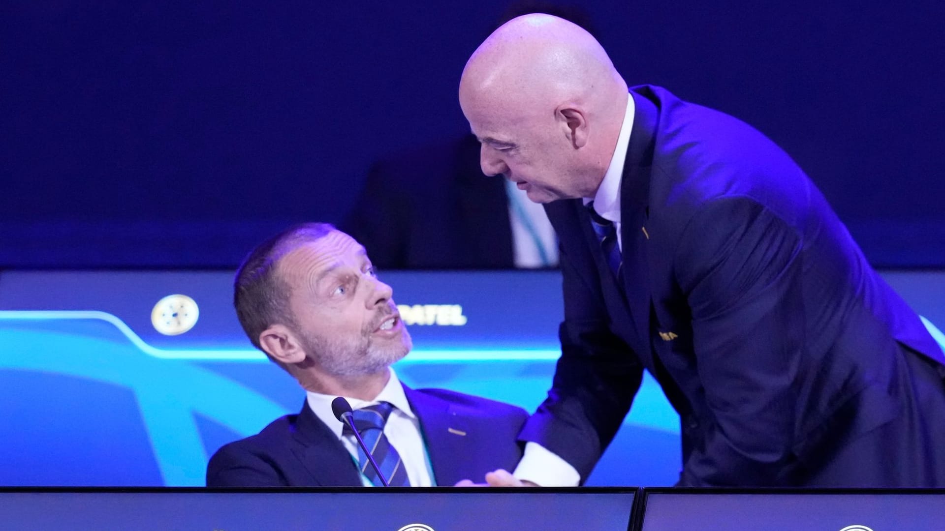 Angespannt: Uefa-Boss Čeferin (li.) und Fifa-Chef Infantino auf dem Kongress in Paraguay. Angespannt: Uefa-Boss Čeferin (li.) und Fifa-Chef Infantino auf dem Kongress in Paraguay.