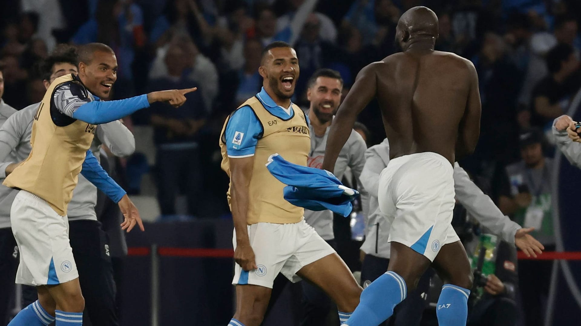 Machte alles klar: Neapels Lukaku (r.) feiert mit seinen Teamkollegen. Machte alles klar: Neapels Lukaku (r.) feiert mit seinen Teamkollegen.