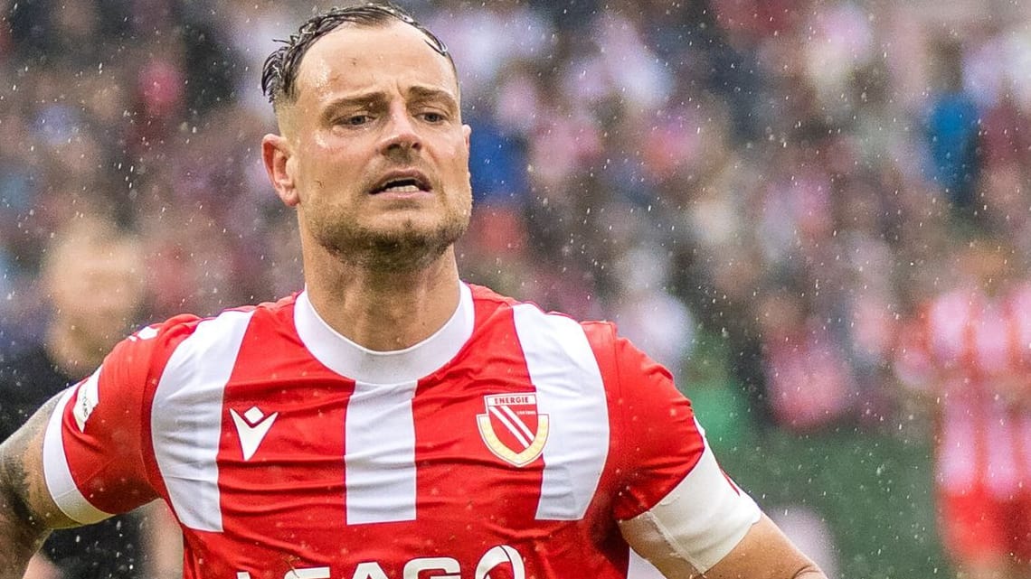 Timmy Thiele: Der Cottbuser Stürmer war emotional nach dem Spiel. Timmy Thiele: Der Cottbuser Stürmer war emotional nach dem Spiel.