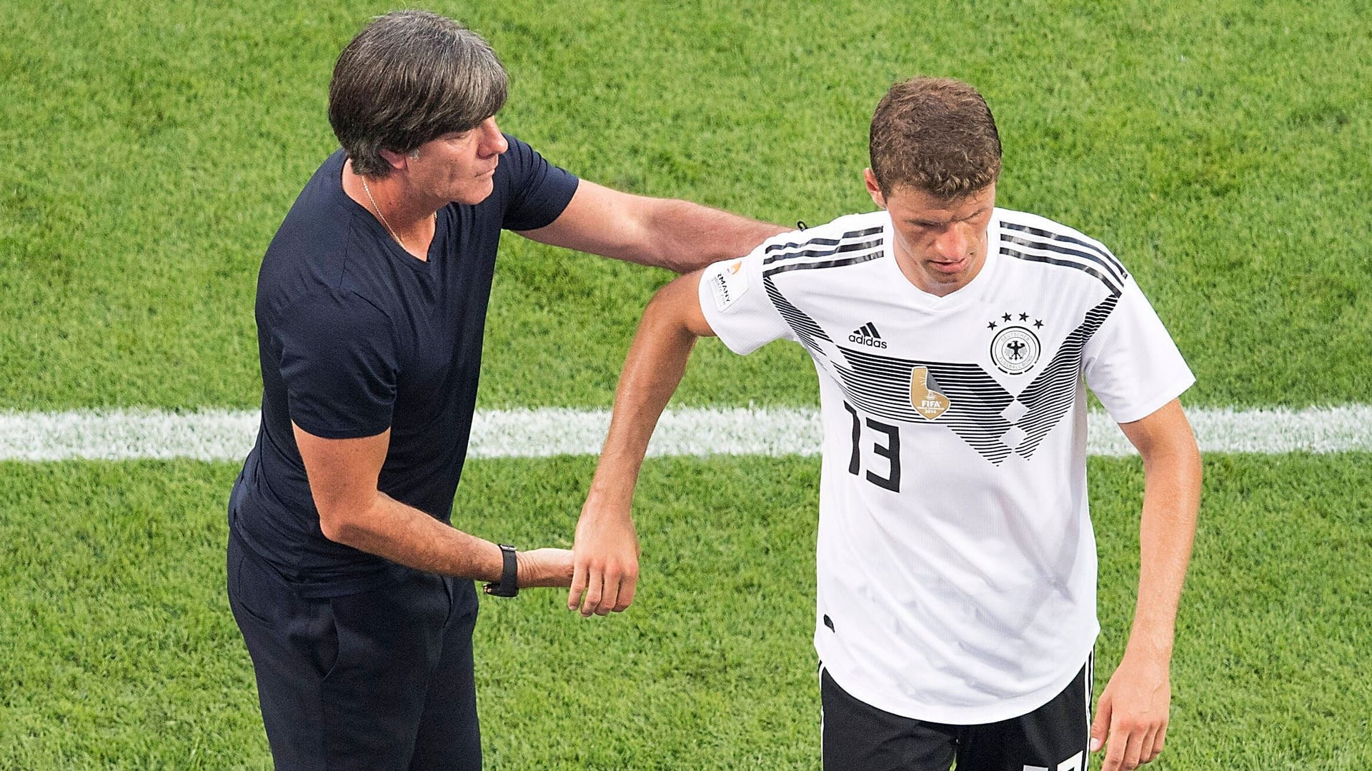 Lange Jahre gemeinsam bei der Nationalmannschaft: Bundestrainer Löw (li.) und Spieler Müller. Lange Jahre gemeinsam bei der Nationalmannschaft: Bundestrainer Löw (li.) und Spieler Müller.
