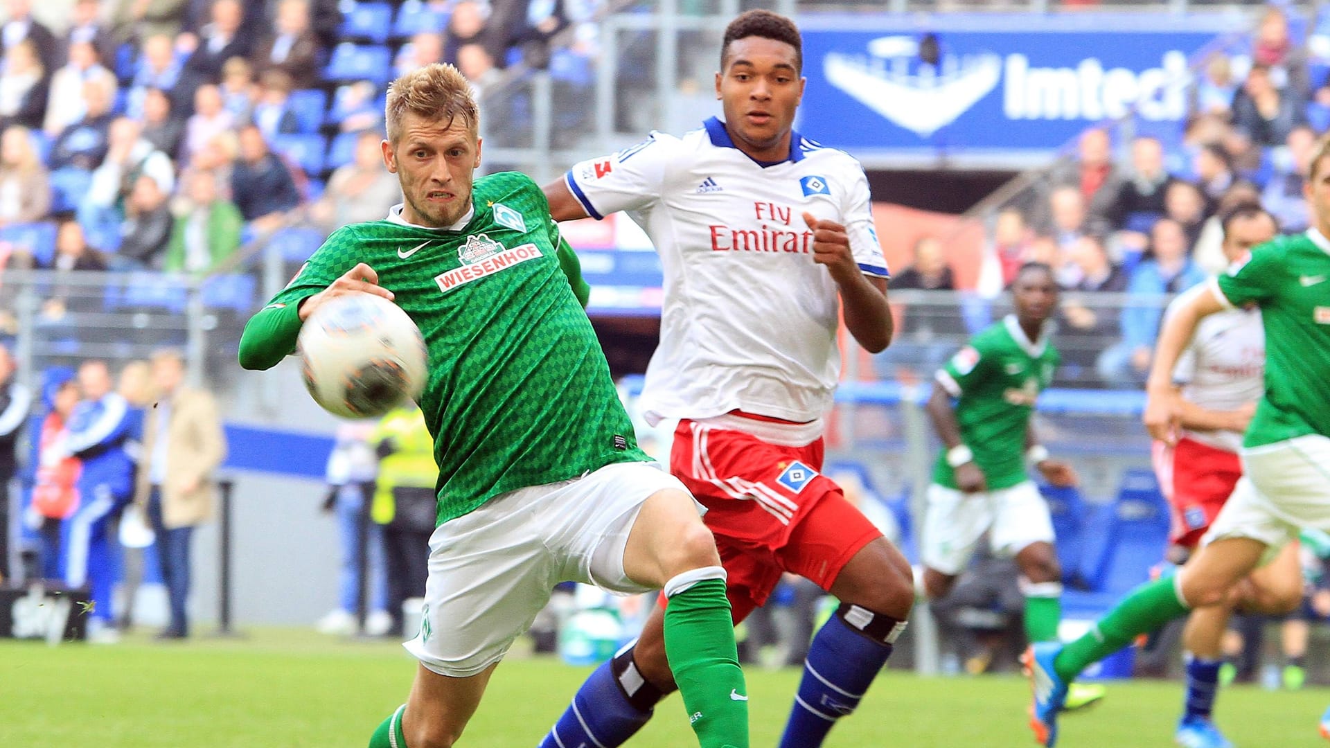 Jonathan Tah (r.) im Duell mit Werder-Profi Aaron Hunt (Archivbild): Der heute 29-Jährige feierte 2013 sein Profidebüt für den HSV.