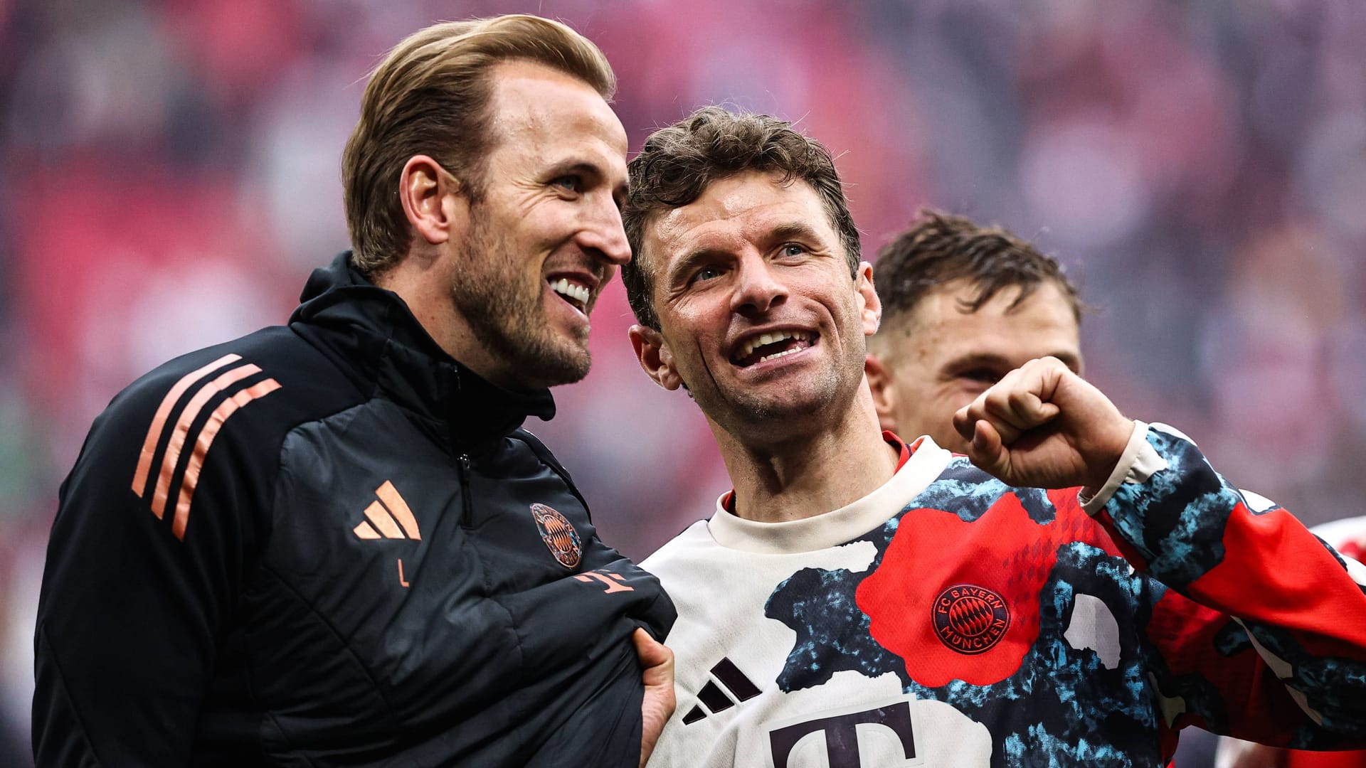 Anspannung vorüber: Kane scherzt bereits wieder mit Thomas Müller. Anspannung vorüber: Kane scherzt bereits wieder mit Thomas Müller.