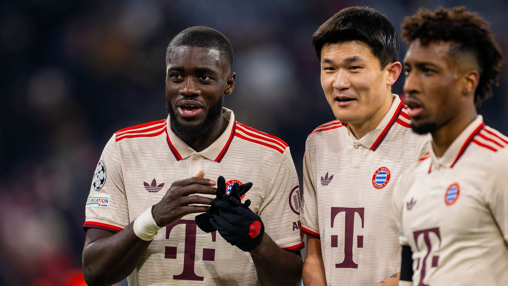 Längerfristig beim FC Bayern? Verteidiger Upamecano (li., mit Teamkollegen Kim und Coman) spielt seit 2021 im Trikot des deutschen Rekordmeisters. Längerfristig beim FC Bayern? Verteidiger Upamecano (li., mit Teamkollegen Kim und Coman) spielt seit 2021 im Trikot des deutschen Rekordmeisters.