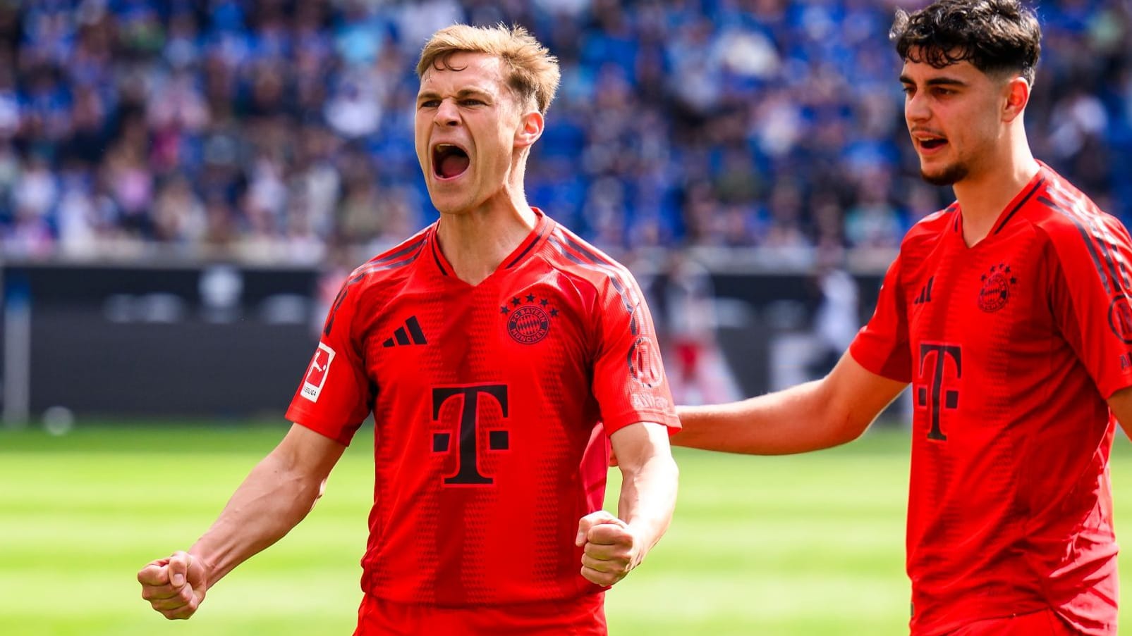 Joshua Kimmich (.) jubelt mit Aleksandar Pavlović: Die Münchner haben sich mit einem Sieg aus der Saison verabschiedet. Joshua Kimmich (.) jubelt mit Aleksandar Pavlović: Die Münchner haben sich mit einem Sieg aus der Saison verabschiedet.