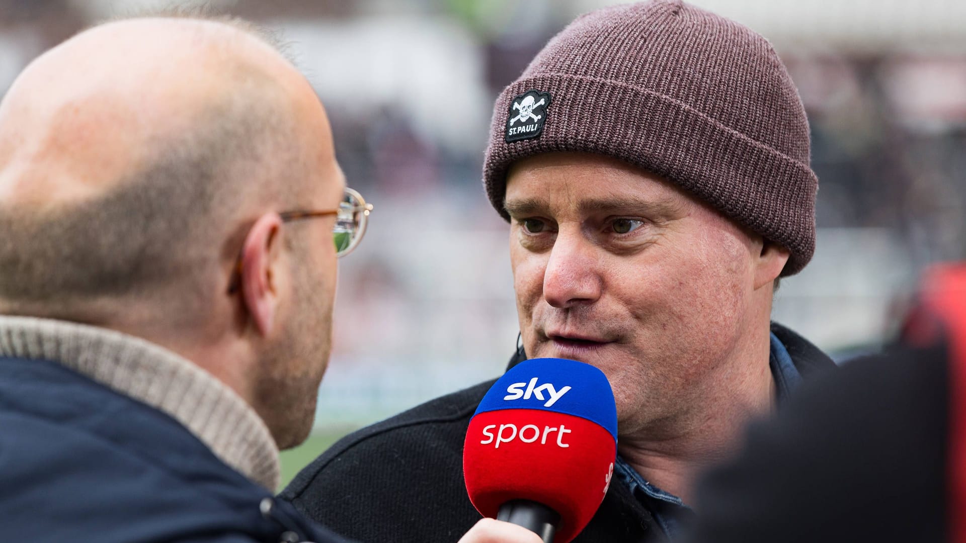 Oke Göttlich am Sky-Mikrofon (Archivbild): Der Präsident des FC St. Pauli hat auf die neue Einstufung der AfD reagiert. Oke Göttlich am Sky-Mikrofon (Archivbild): Der Präsident des FC St. Pauli hat auf die neue Einstufung der AfD reagiert.
