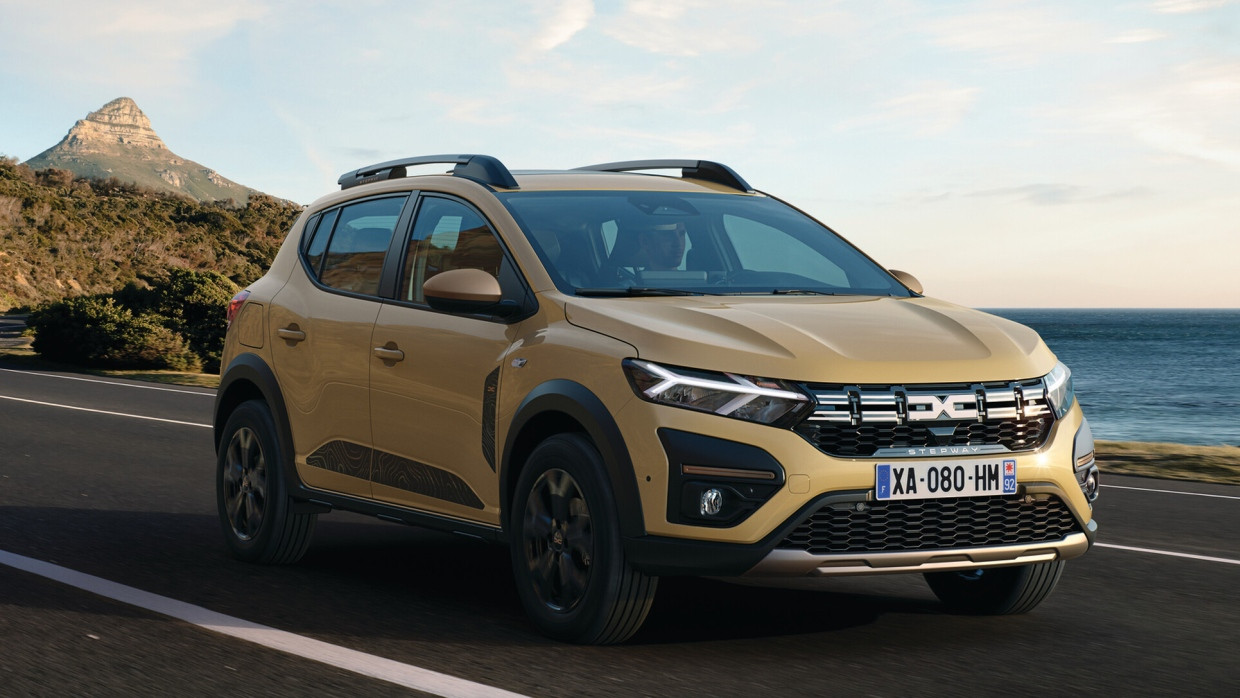 In einer automobilen Welt, in der Kleinwagen mit Vollausstattung längst 30.000 Euro kosten, wirkt der Sandero noch immer wie ein Anachronismus.