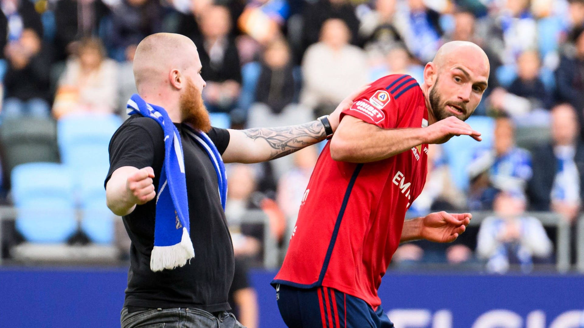 Unglaubliche Szene: Ein Fan (l.) holt zum Schlag gegen Sebastian Starke Hedlund aus.