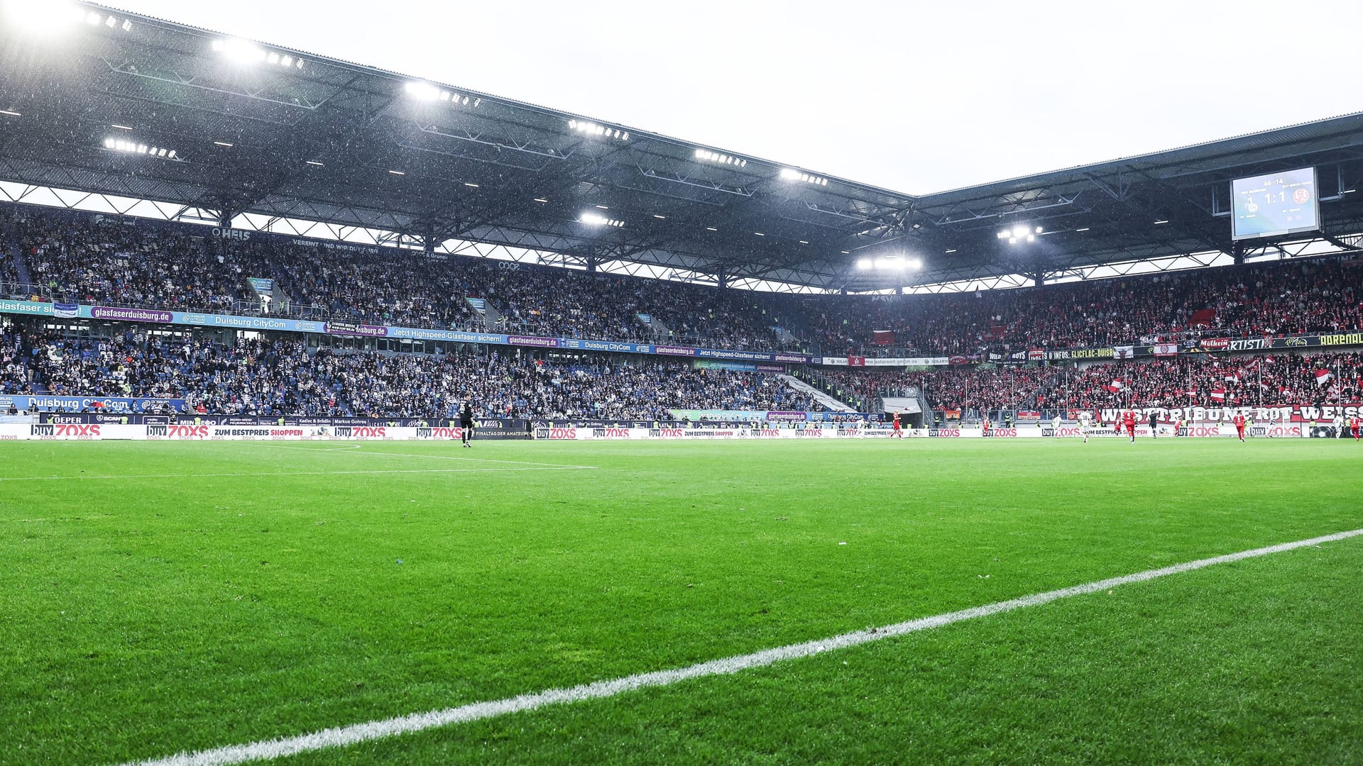 Das Stadion in Duisburg: Die Partie war restlos ausverkauft. Das Stadion in Duisburg: Die Partie war restlos ausverkauft.