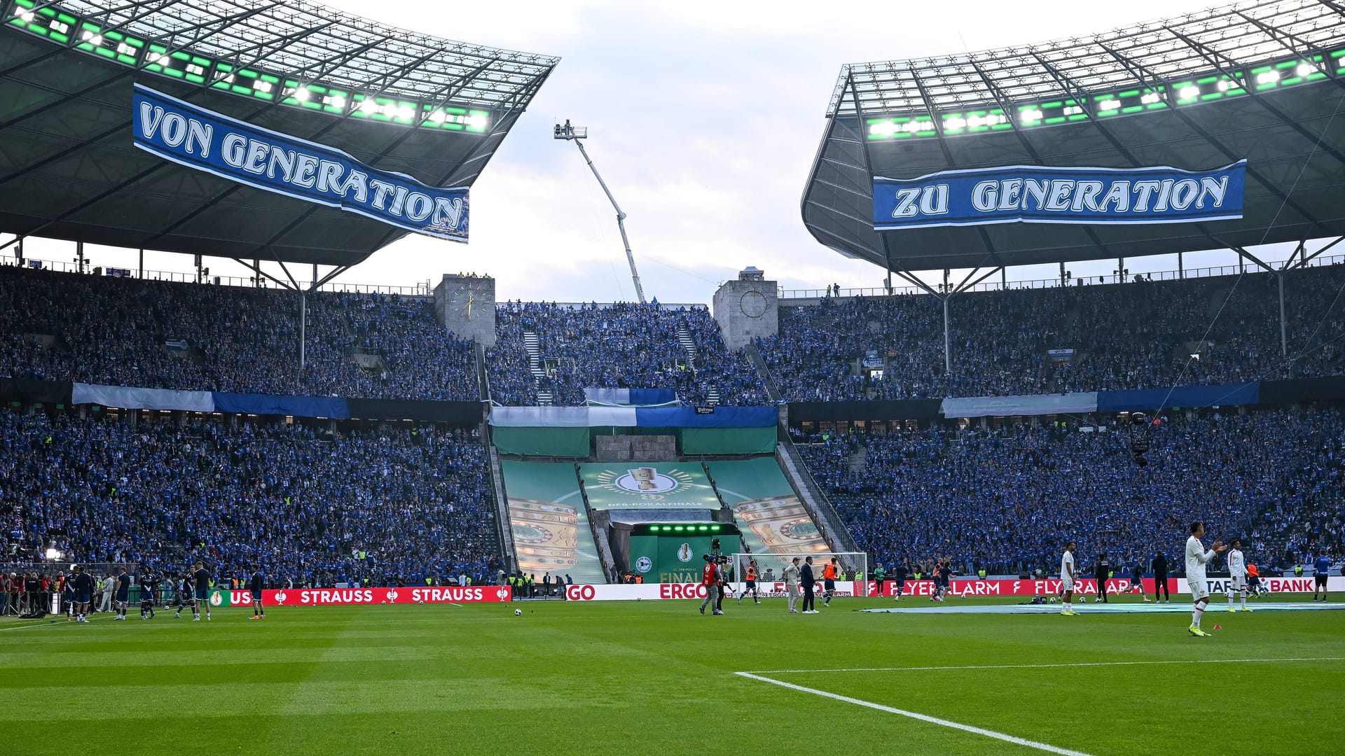Der Bielefelder Fanblock im Olympiastadion beim Pokalfinale: Die Anhänger der Arminia sendeten Grüße an die Opfer des Messerangriffs. Der Bielefelder Fanblock im Olympiastadion beim Pokalfinale: Die Anhänger der Arminia sendeten Grüße an die Opfer des Messerangriffs.