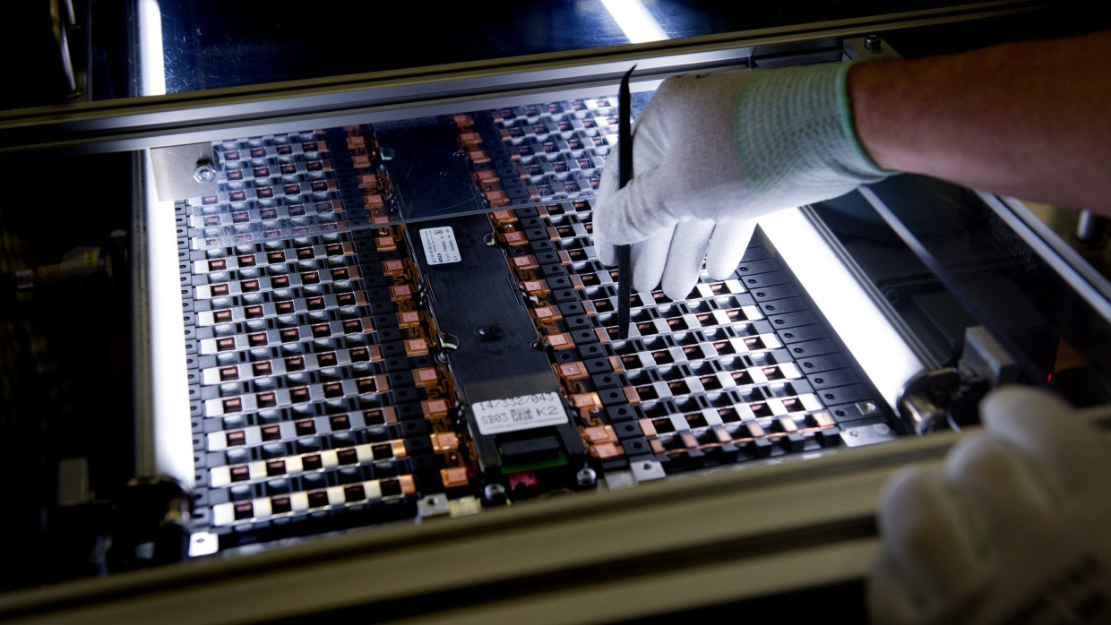Produktion von Batteriezellen. In neuen Zelltechnologien wären feste Elektrolyte anstelle von flüssigen optimal. Aus der Forschung gibt es dazu neue Ergebnisse.